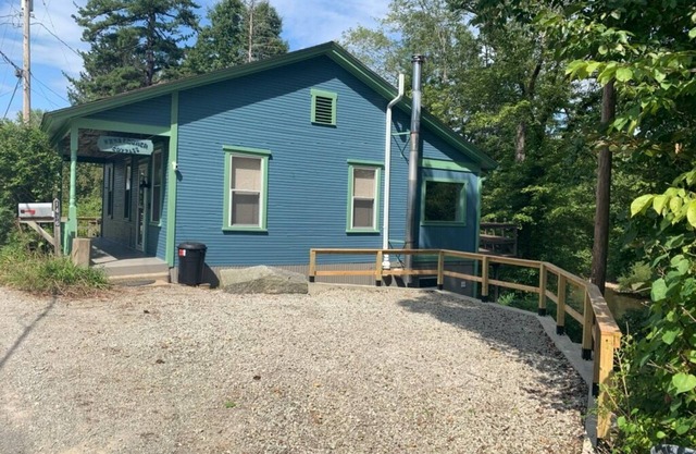 Cozy Cottage overlooking beautiful Loyalhanna Creek in Historic Ligonier!