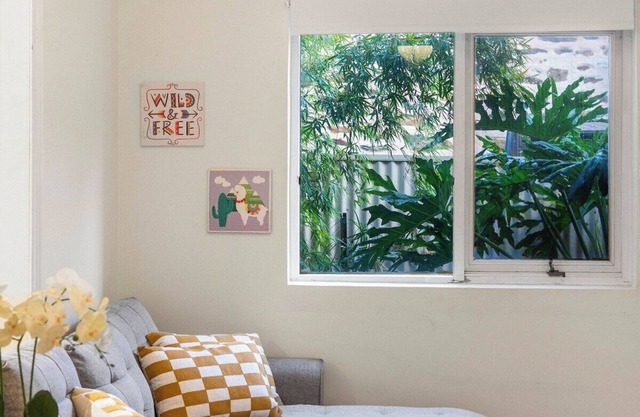 Cozy Cottage Retreat 3BR Holiday Home in Norwood