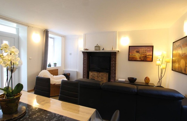 "Cozy Cottage Steps from Scenic Port with Private Courtyard and Modern Amenities"