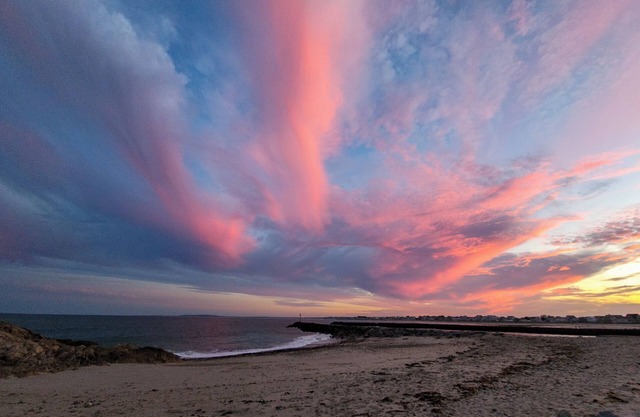Cozy cottage steps to beach sleeps 5 with WiFi, AC in charming Marshfield