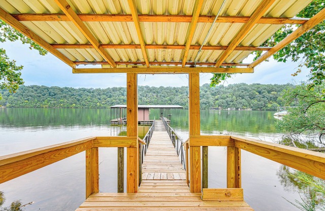 Cozy Cottage w/Deck: Walk to Lake of the Ozarks!