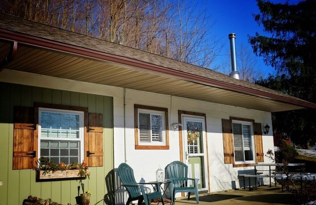 Cozy Cottage w/wood stove, firepit, pond & hiking trails near Snow Trails