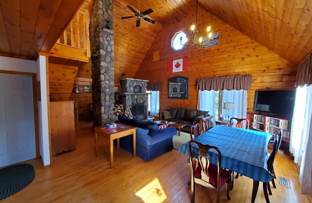 Cozy cottage with private waterfront & wifi