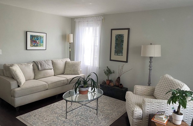 Cozy cottage with AC. Walk to downtown.