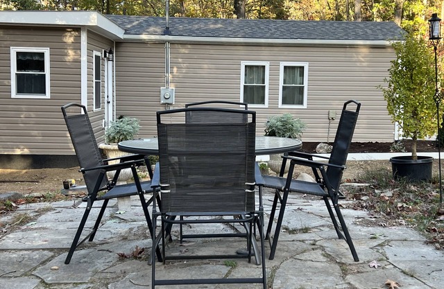 Cozy Cottage/Writers Retreat . Nestled in the woods . Private