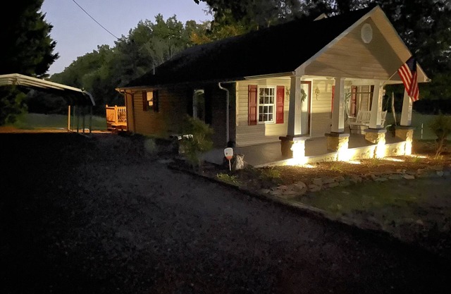 Cozy Country Bungalow, Rocking chair front porch. 20 miles to Danville VA Casino