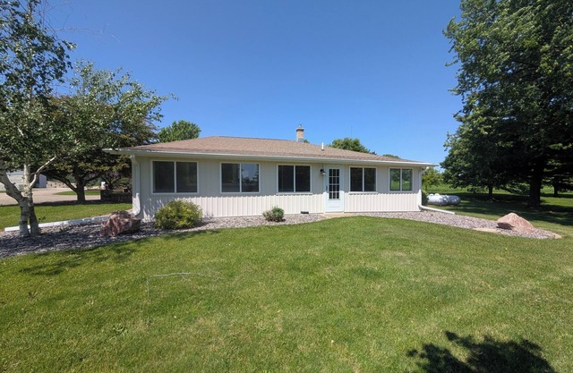Cozy Country Cottage nestled 17 miles from iconic Lambeau Field, come unwind.