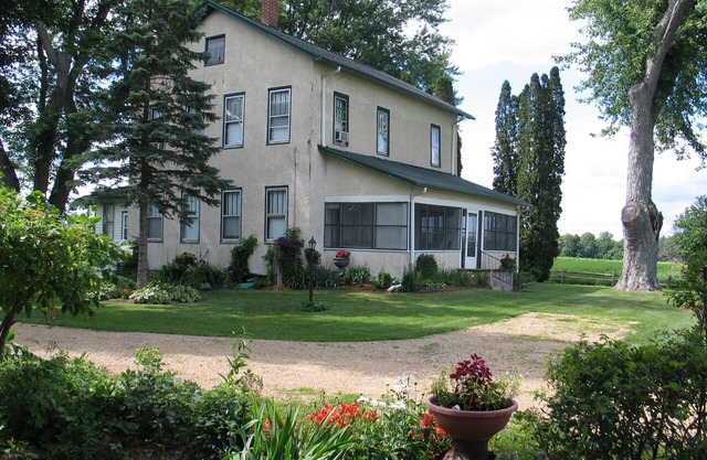 Cozy Country Historic Home - Clean,Spacious,Scenic - near Devil's Lake ,WI Dells