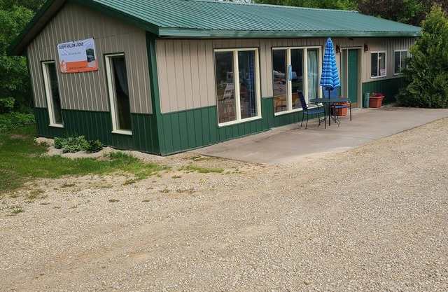 Cozy country lodge with 1 bedroom and WiFi, AC in enjoyable Fountain City