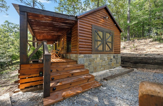 Cozy Couples Cabin/Private & Secluded/Hot Tub/Fire Pit/Hillside View