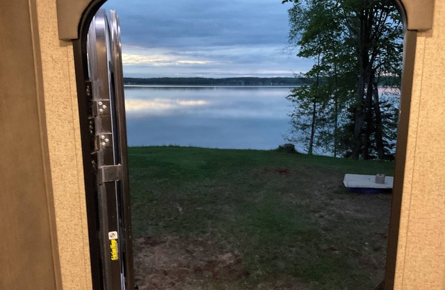 Cozy couples camper with your own private 100ft lake front.