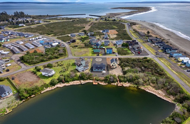 Cozy Cove - Hot Tub, Waterfront & Game room.