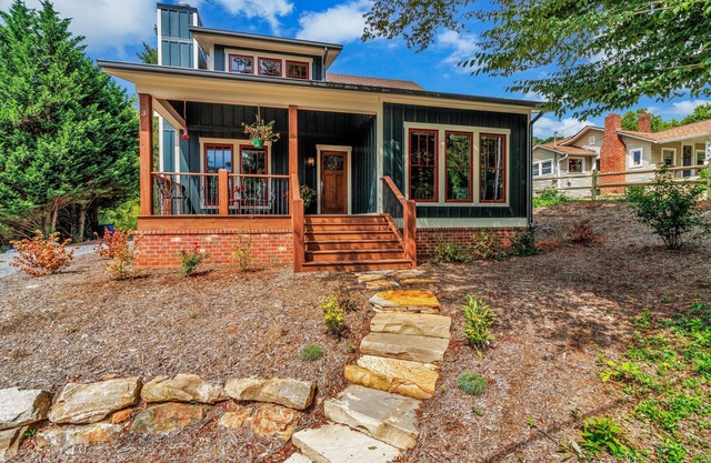 Cozy Craftsmen with Fire Pit in Black Mtn