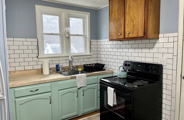 Cozy creek cottage close to downtown