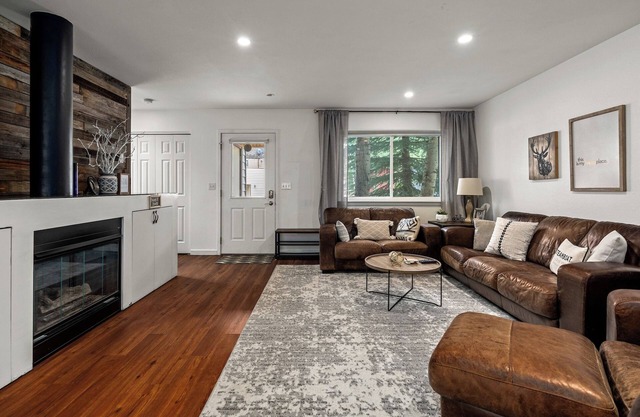 Cozy Creek, end unit townhome in quiet neighborhood on free bus route!