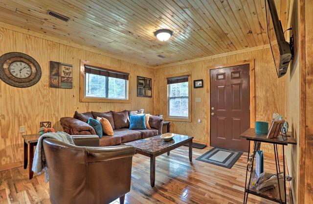Cozy Creekside Cabin ~ 24 Mi to Red River!