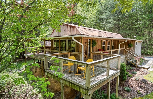Cozy creekside cabin w barrel sauna, covered wraparound deck - pet friendly!