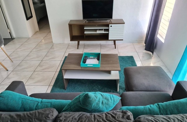 Cozy Crystal Towers Liguanea Kingston 2 BR Apt