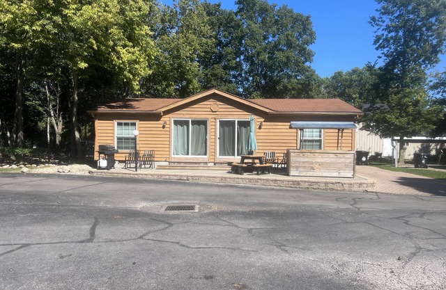 Cozy Cub Cabin 2 Sleeps 10 Full Linens Provided