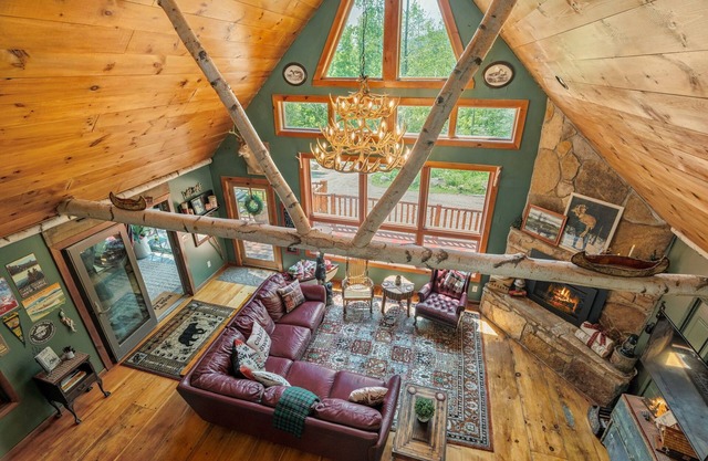 COZY CUB CABIN Mountainside Lake George, Hot Tub, Fireplace, Gazebo