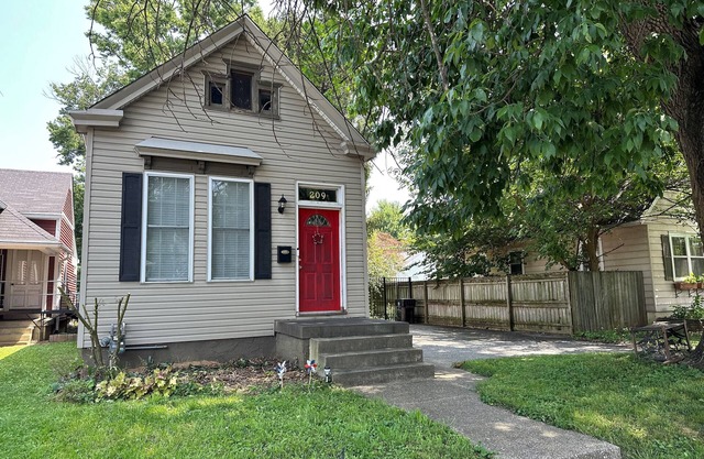 Cozy Derby Homen2 Bedroom Shotgun style home, with Large Adorable Loft