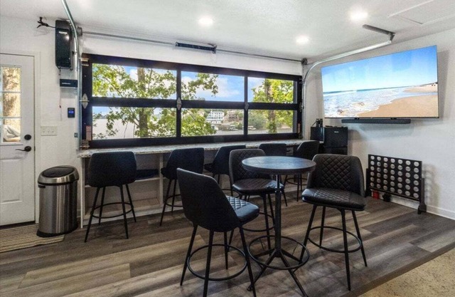 Cozy Digs Lake Lodge w/2 Decks, Game Room, Private Dock, Kayak, & Boat Slip