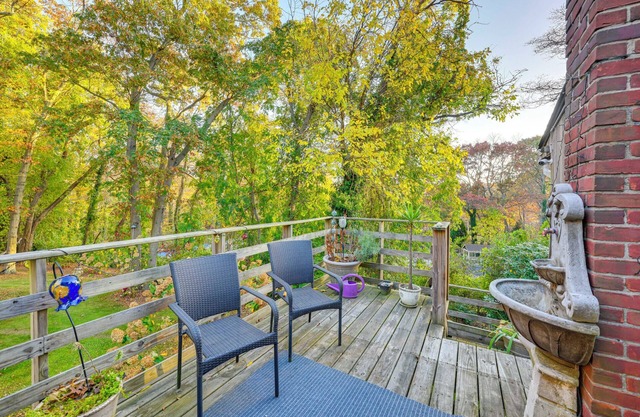 Cozy Dix Hills Apt w/Deck ~ 7 Mi to Beach!