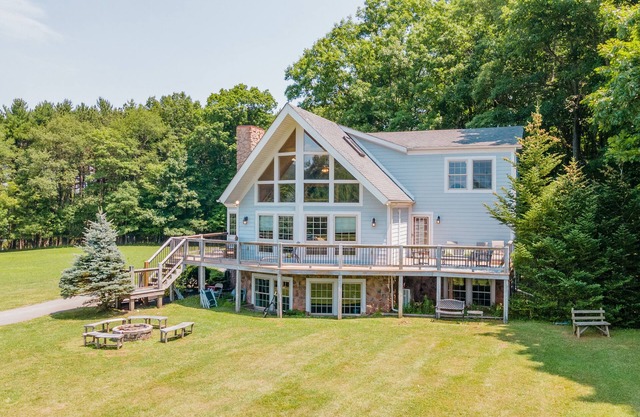 Cozy Dog Friendly Blue Home Near Lake w/Huge Yard