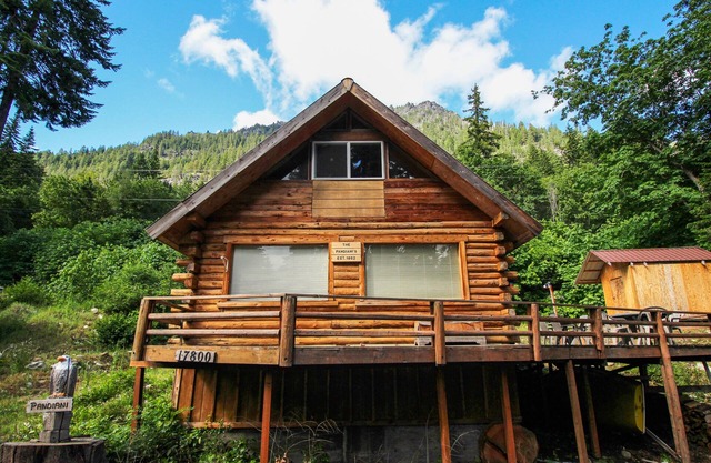 Cozy, dog-friendly cabin w/a great deck, partial lake views, & beach access