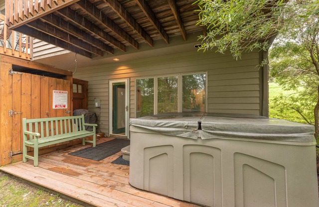 Cozy Dog Friendly End Unit w/Hot Tub & Fireplace