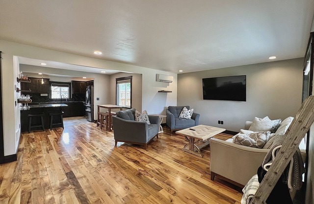 Cozy Dog Friendly Home w/Parking in the Back