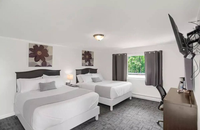 Cozy Double Queen Room 105 at Halifax Innnn