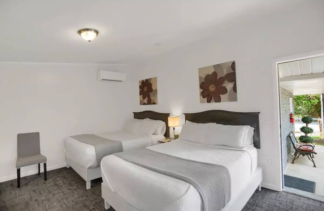 Cozy Double Queen Room 104 at Halifax Innnn