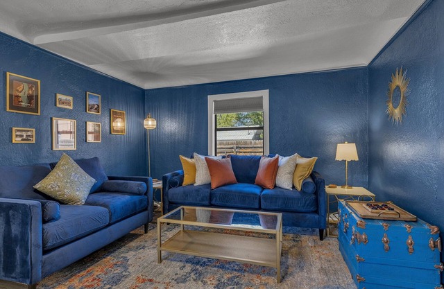 Cozy Downtown Bungalow with Private Fully Fenced Yard.