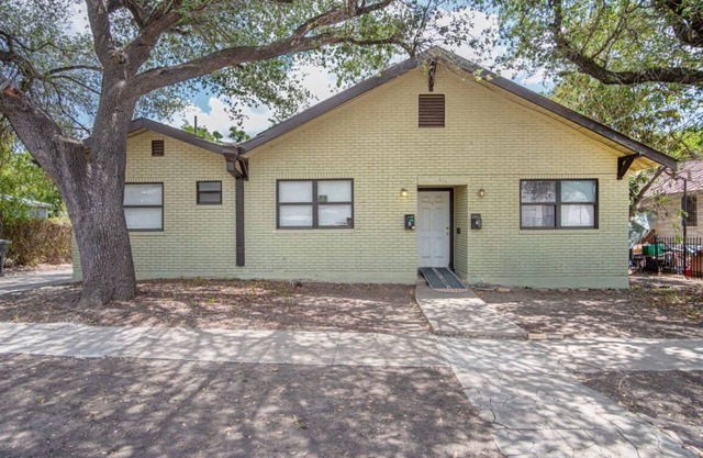 Cozy Downtown Guest House 2BR/1BA Sleeps 8