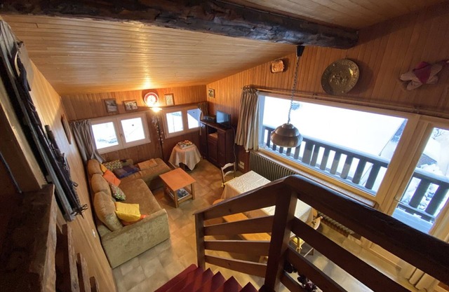 Cozy Duplex Apt for 5 near Shops & Ski Slopes, 2 Balconies, Secure Parking