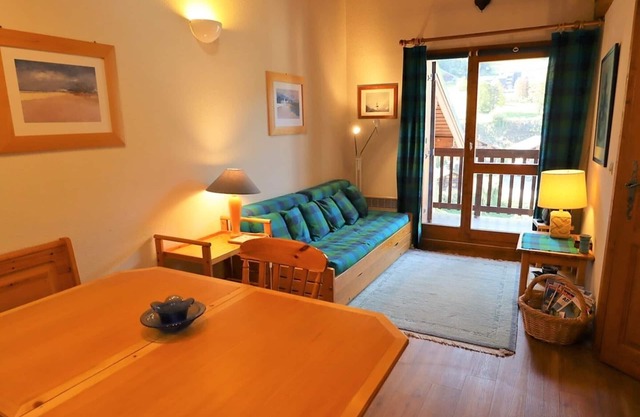 Cozy Duplex with Pool, Sleeps 4-5, Central Arêches-Beaufort, 50m from Shops and Slopes