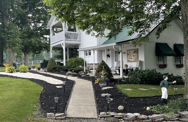 Cozy efficiency ONE large room ONE QUEEN bed apartment with kitchenette no oven.