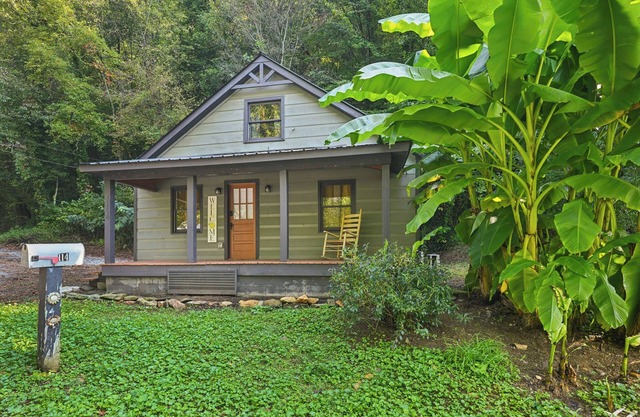 Cozy Ellijay A-Frame Feel 2BR/2BA Fireplace, Games, Porch & Fire Pit