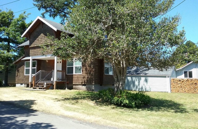Cozy Family Cabin-Secluded beach access, non-smoking home awaits you