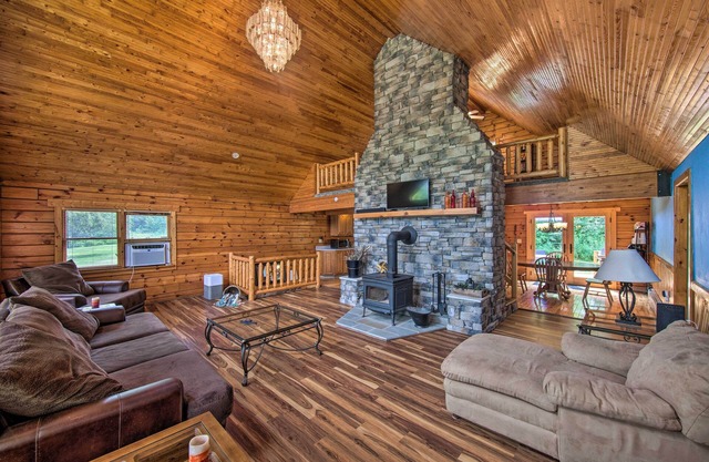 Cozy Family-Friendly Pine Grove Cabin w/Fire Pit!