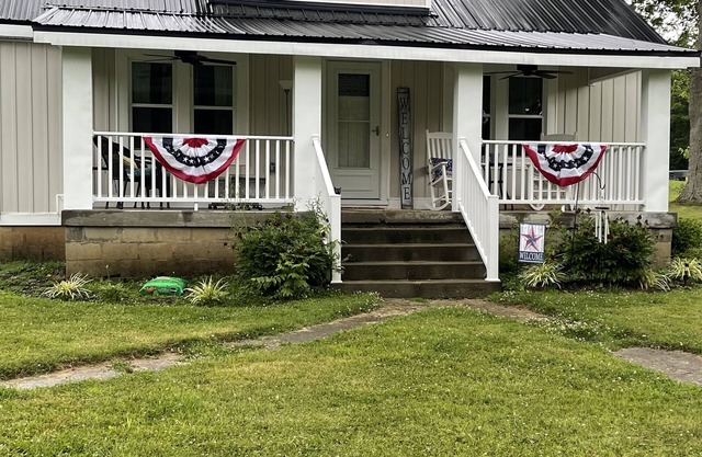 Cozy farmhouse family friendly with fire pit and grill, within hour to Keeneland