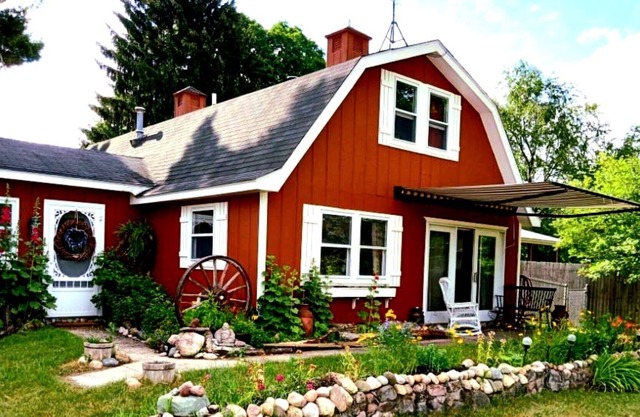 Cozy farmhouse w/hot tub - 5 min from Torch lake