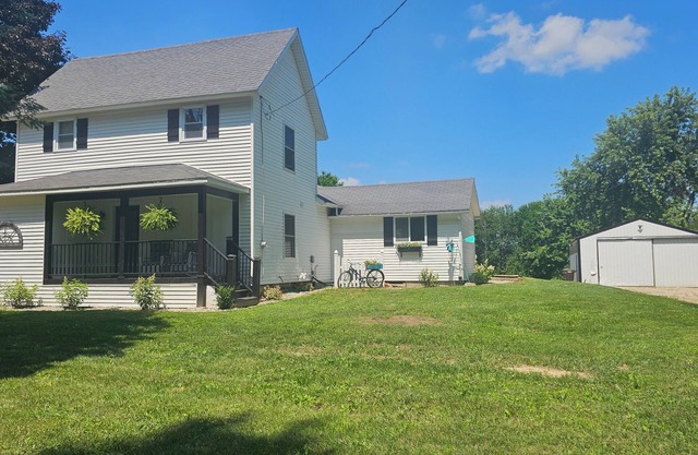 Cozy Farmhouse w/short walk to a private laken