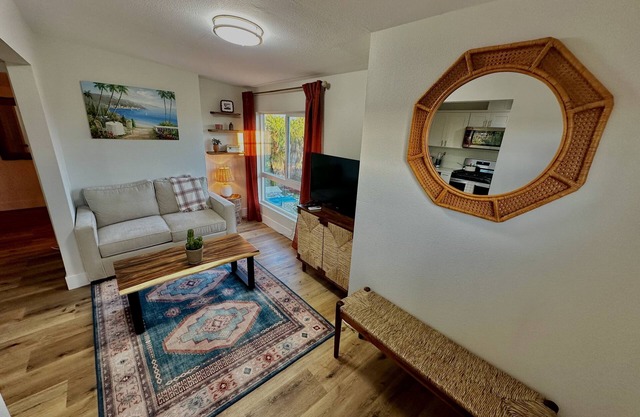 Cozy flat with dedicated office and gorgeous mountain views.
