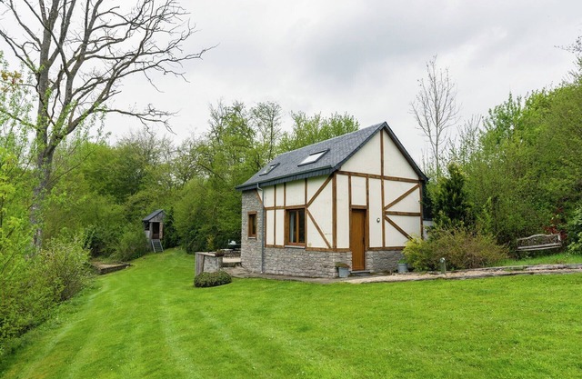 Cozy Forest Cottage in Awenne