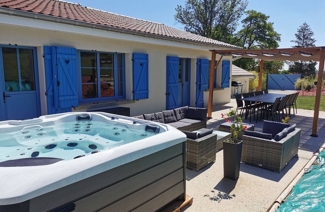 Cozy Retreat with Outdoor Spa, Petanque, Spacious Garden, and Champagne Vineyard Nearby