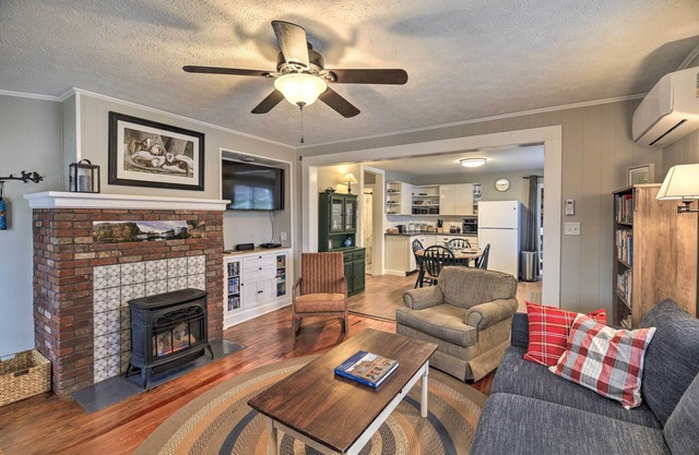 Cozy Fries Escape w/Mountain & River Views!