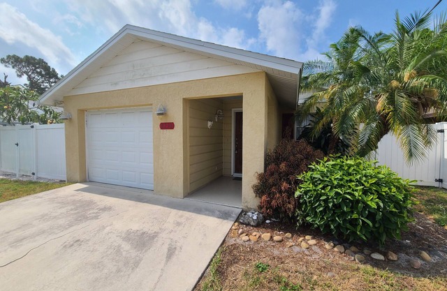 Cozy, - fully furnished, BEAUTIFUL HOUSE, 5 minutes from Siesta Key Beach