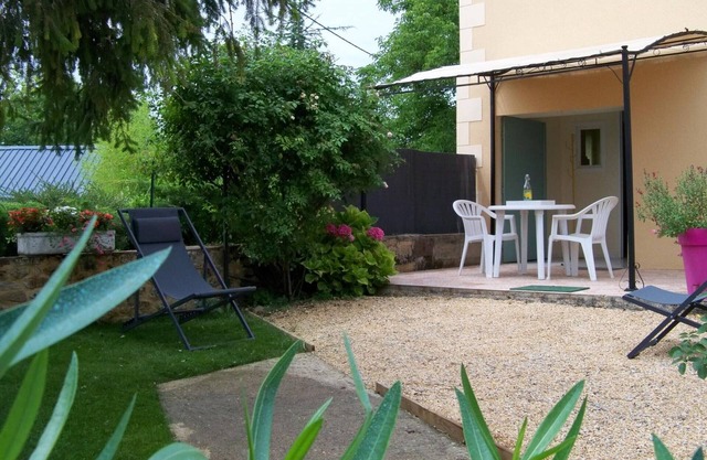 Cozy gîte for 4, terrace, near outdoor activities, WiFi, parking in Cherveix-Cubas
